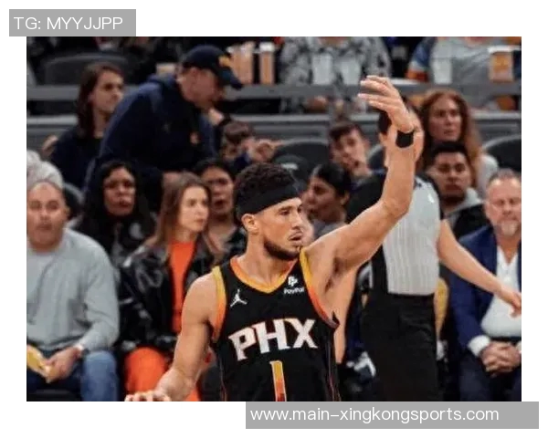 布克首节表现惊艳三分球全中助力球队轻松领先